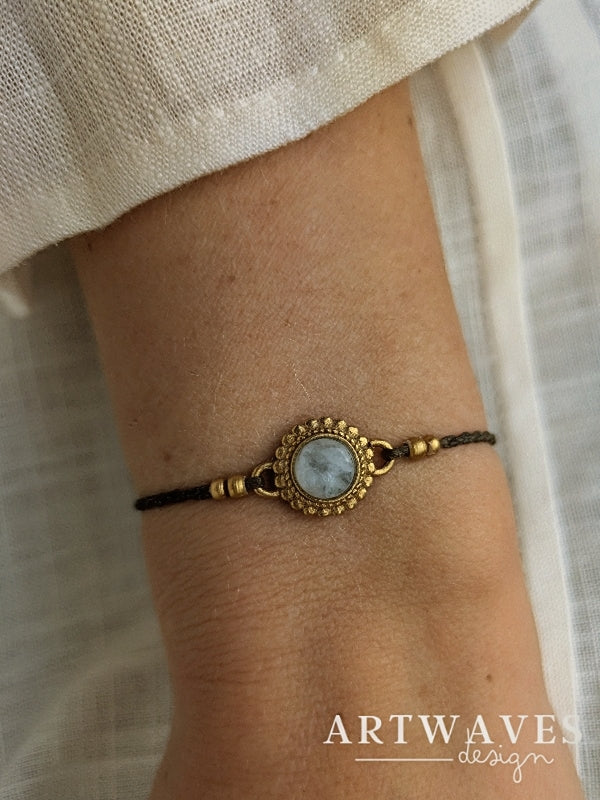 personalisiertes Edelstein Armband mit goldener Fassung • Easy Drop • minimalistisches Mondstein Armbändchen