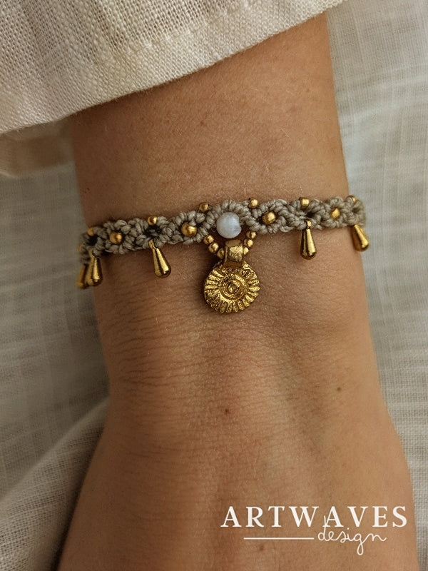 Personalisiertes Makramee Armband mit Anhänger • Miracle • minimalistisches boho Armkettchen mit Tropfen und Sonne