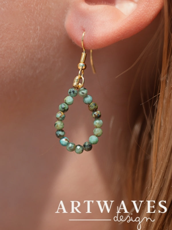 Hänge Ohrringe Ohrstecker mit Edelstein Perlen • Freya • 24 Karat vergoldet minimalistisch und personalisiert im Paar im boho style