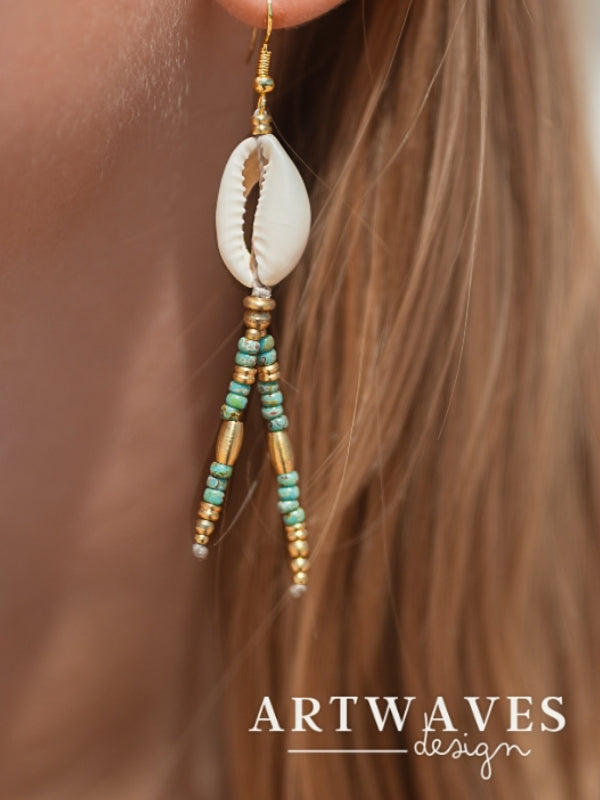 Muschel Hänge Ohrringe Ohrstecker • Shelly • minimalistisch und personalisiert im Paar mit Glasperlen im Hippie style