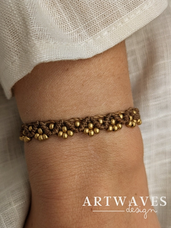 Indisches Makramee gypsy Armband • Padang • personalisiertes Armkettchen im boho style mit goldenen Perlen