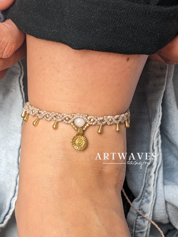 Altrosa farbenes fußband mit goldenen tropfen