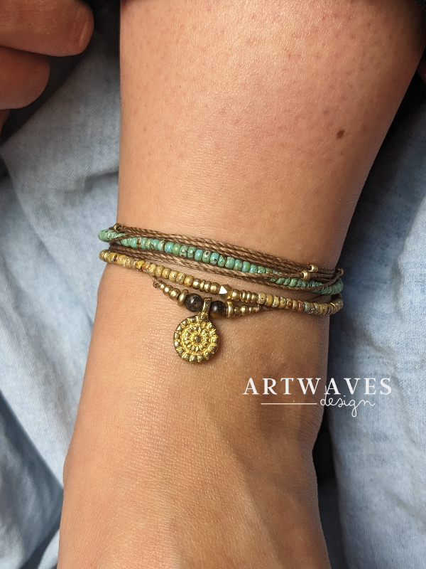 Fußband mit bunten glasperlen und sonnenanhänger