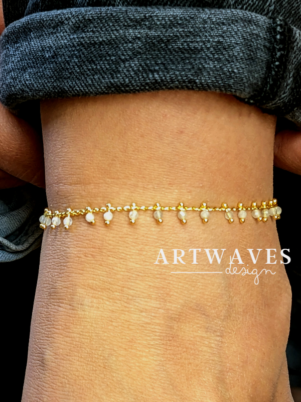 minimalistisches boho gold Fusskettchen mit Geburtsstein • Feronia • zarter handmade Fussschmuck 18K vergoldet für Damen