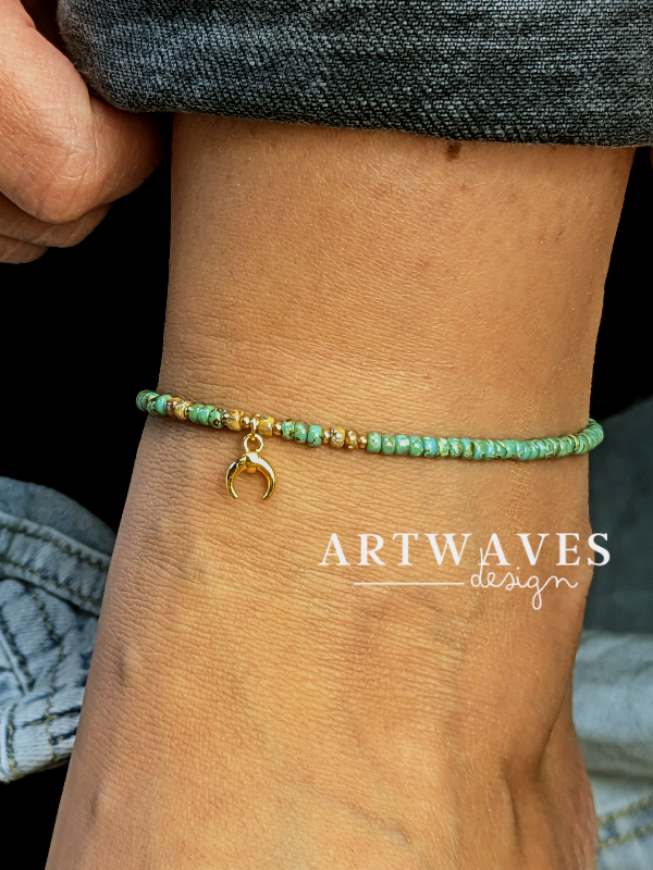 Türkises glasperlen fußband mit goldenem mond