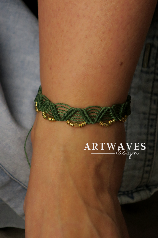 Grünes Fußkettchen mit goldenen Messingperlen