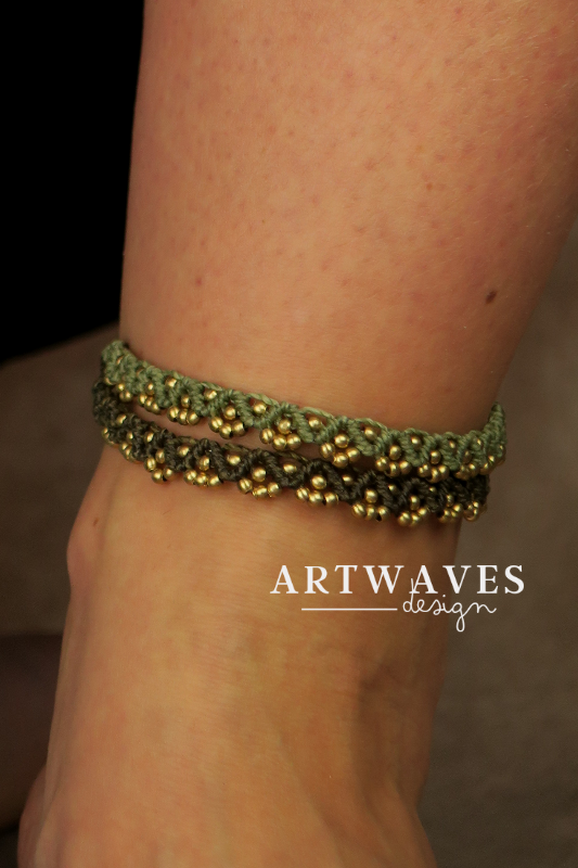 Grünes Fußkettchen mit goldenen perlen