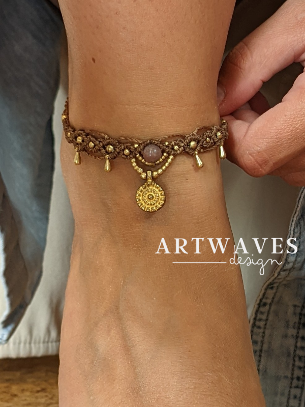 Braunes fußband mit erdbeerquarzperle und sonne