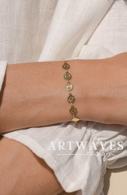 goldenes armband mit sonnenplättchen