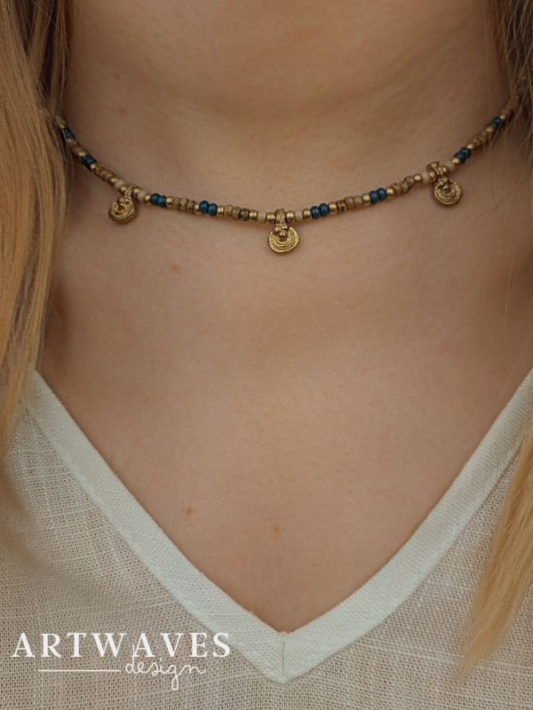 Personalisierte Perlenkette mit Anhänger • Hué • feine boho Halskette mit bunten Glasperlen