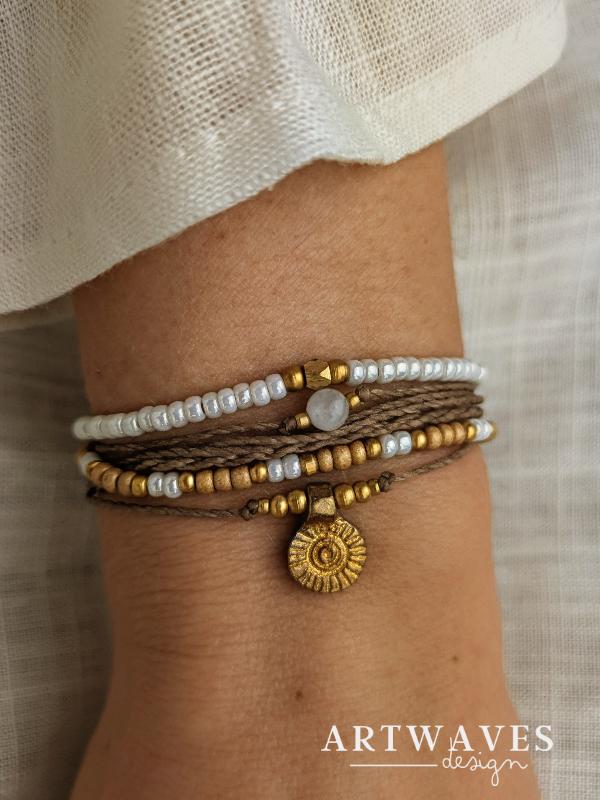 Glasperlen Bettelarmband mit Anhänger personalisiert • Miami • Boho style rocailles Armkettchen im Gypsy Style