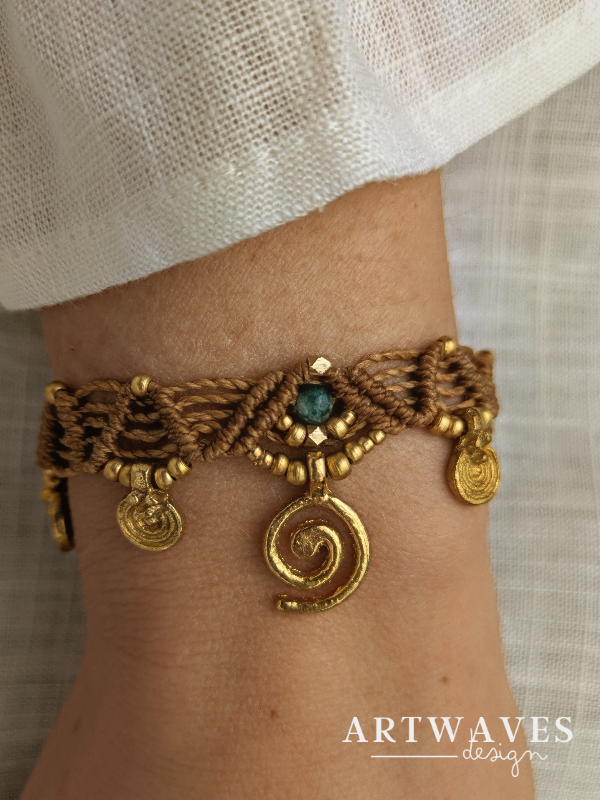 Personalisiertes boho Makramee Armband • Akaroa • minimalistisches Armbändchen mit Anhänger und Edelstein