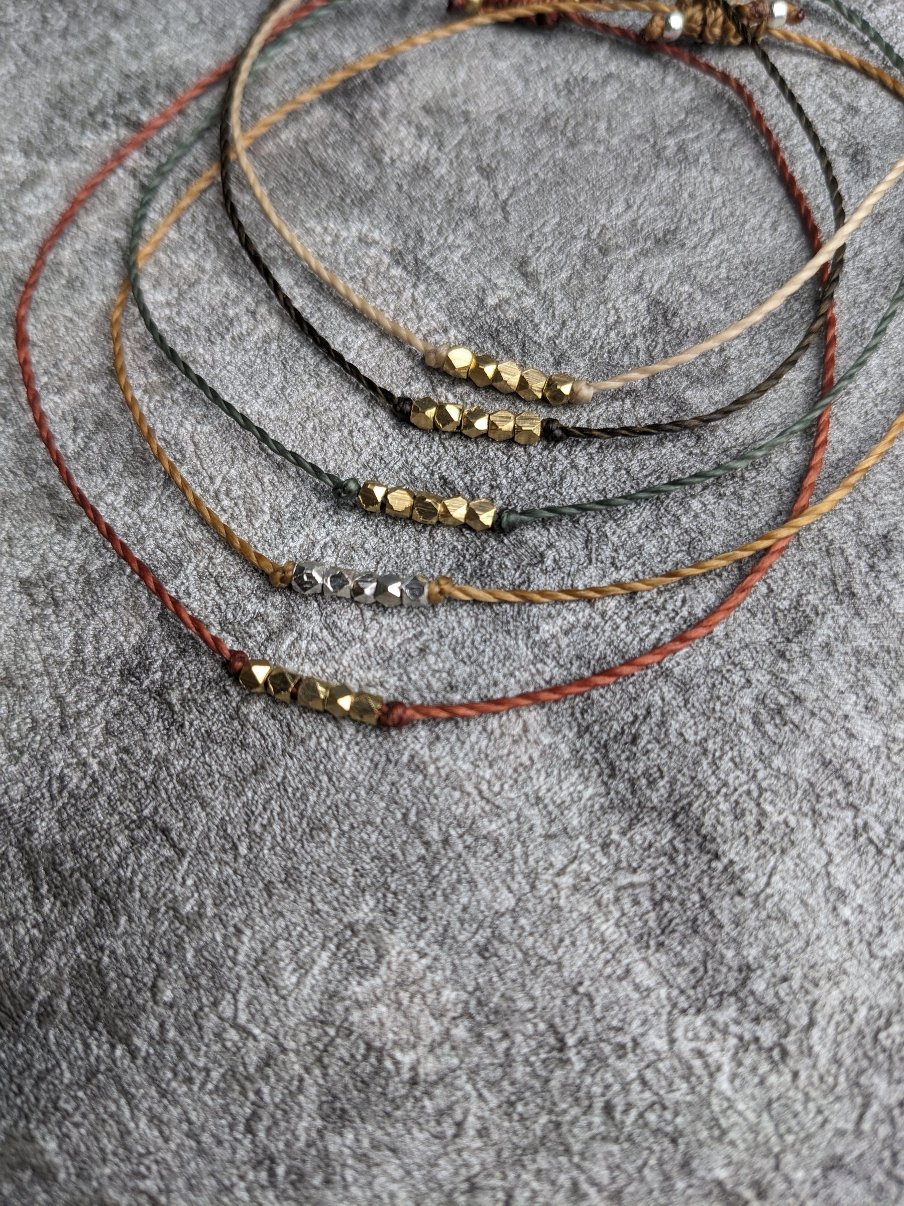 zartes fußband mit kleinen messingdiamanten im bohemian style