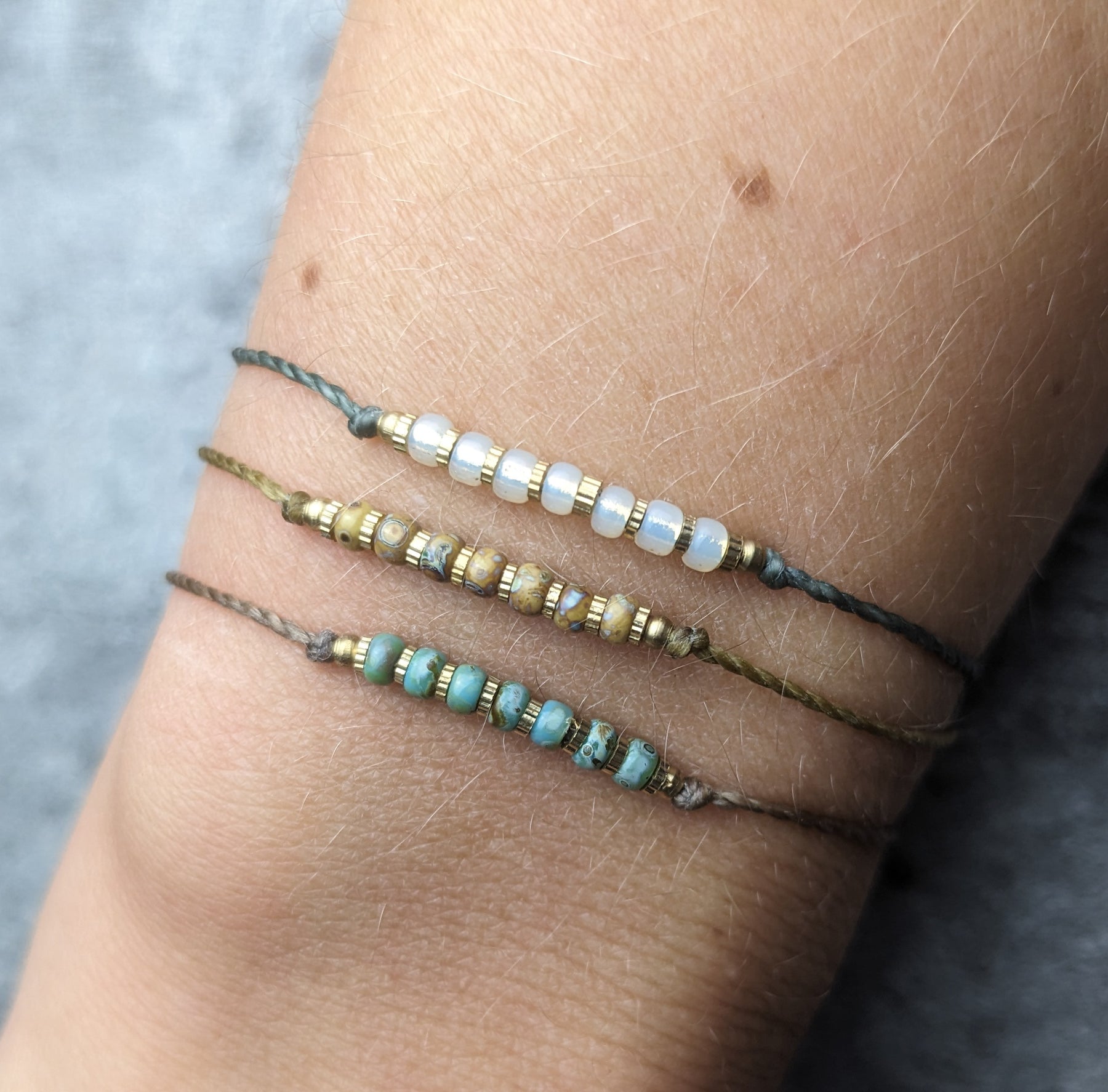 Minimalistisches Glasperlen boho Fusskettchen • Glasdrop • personalisierter Fussschmuck mit Perlen als Geschenk