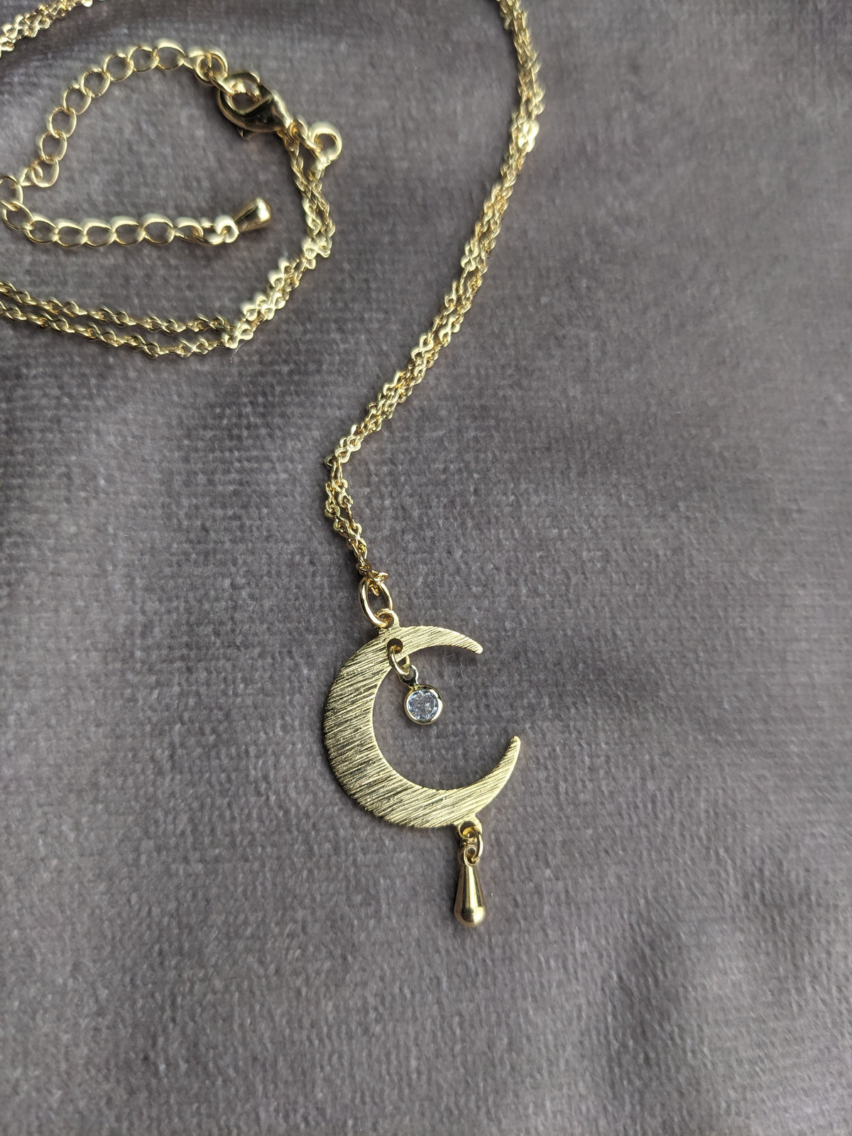 Goldene gliederkette mit Mondanhänger mit kristallglas