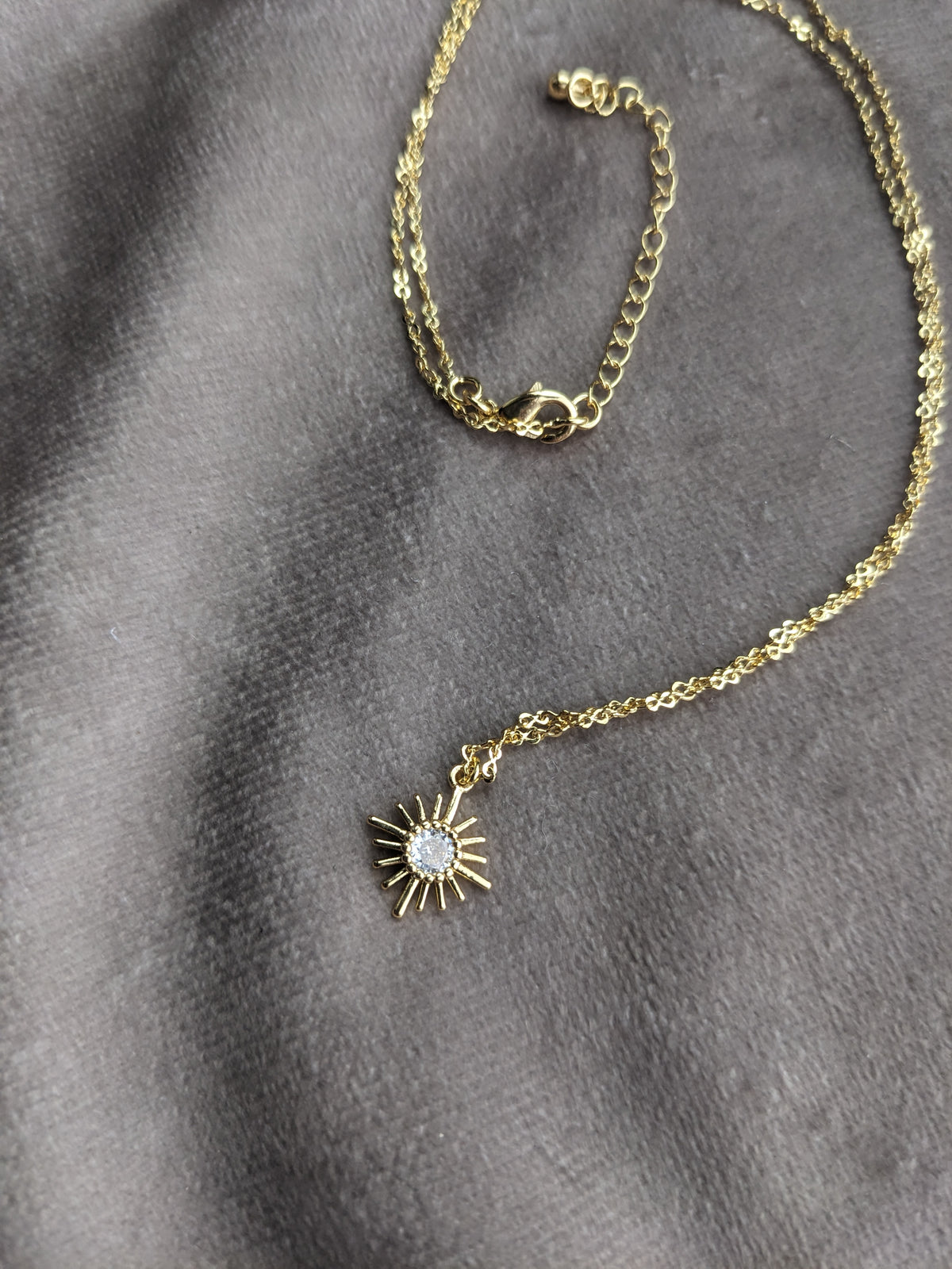 Goldene gliederkette mit sonnenanhänger mit zirkon