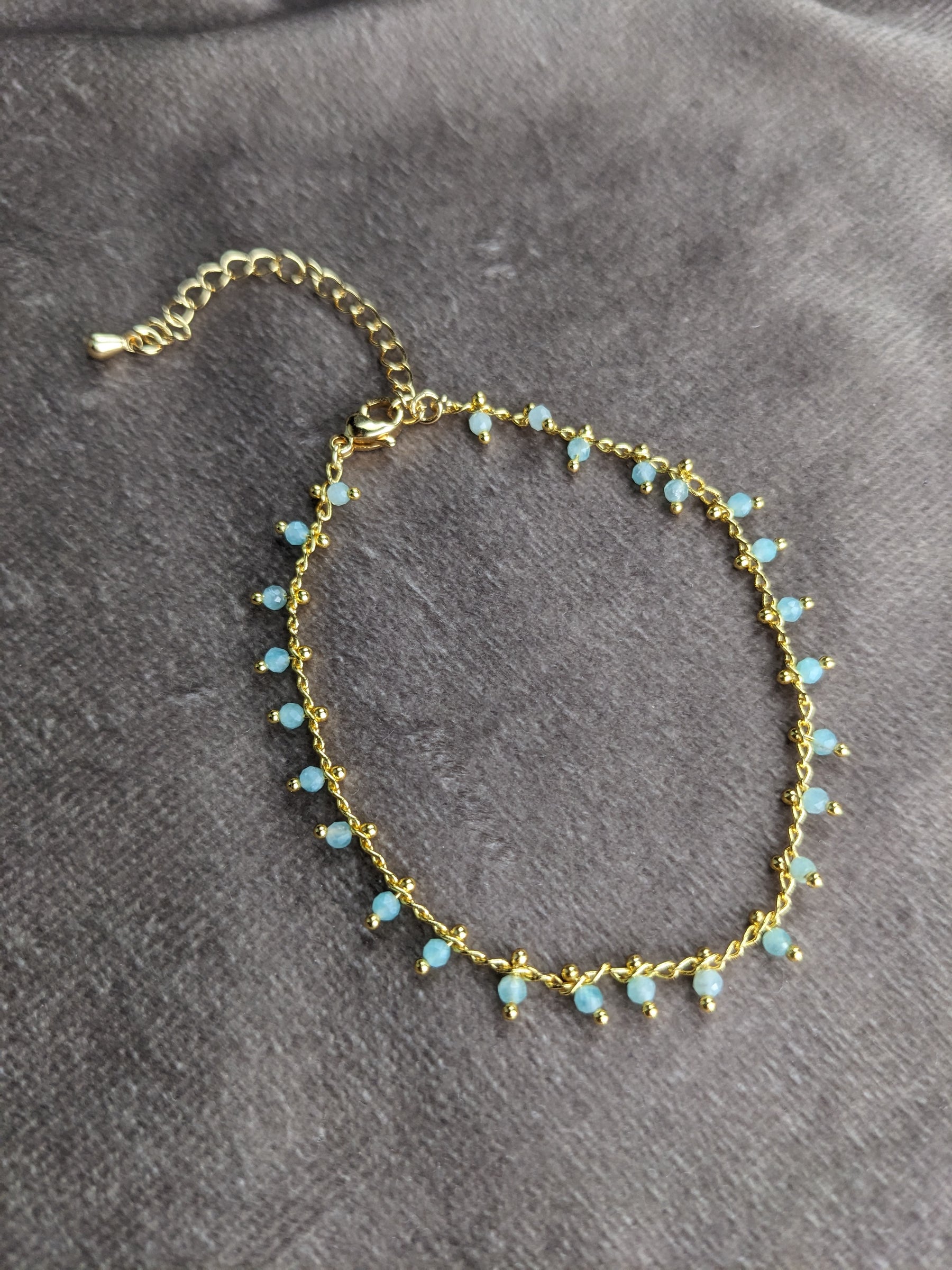 Goldenes gliederfußband mit vielen kleinen Labradorit perlen