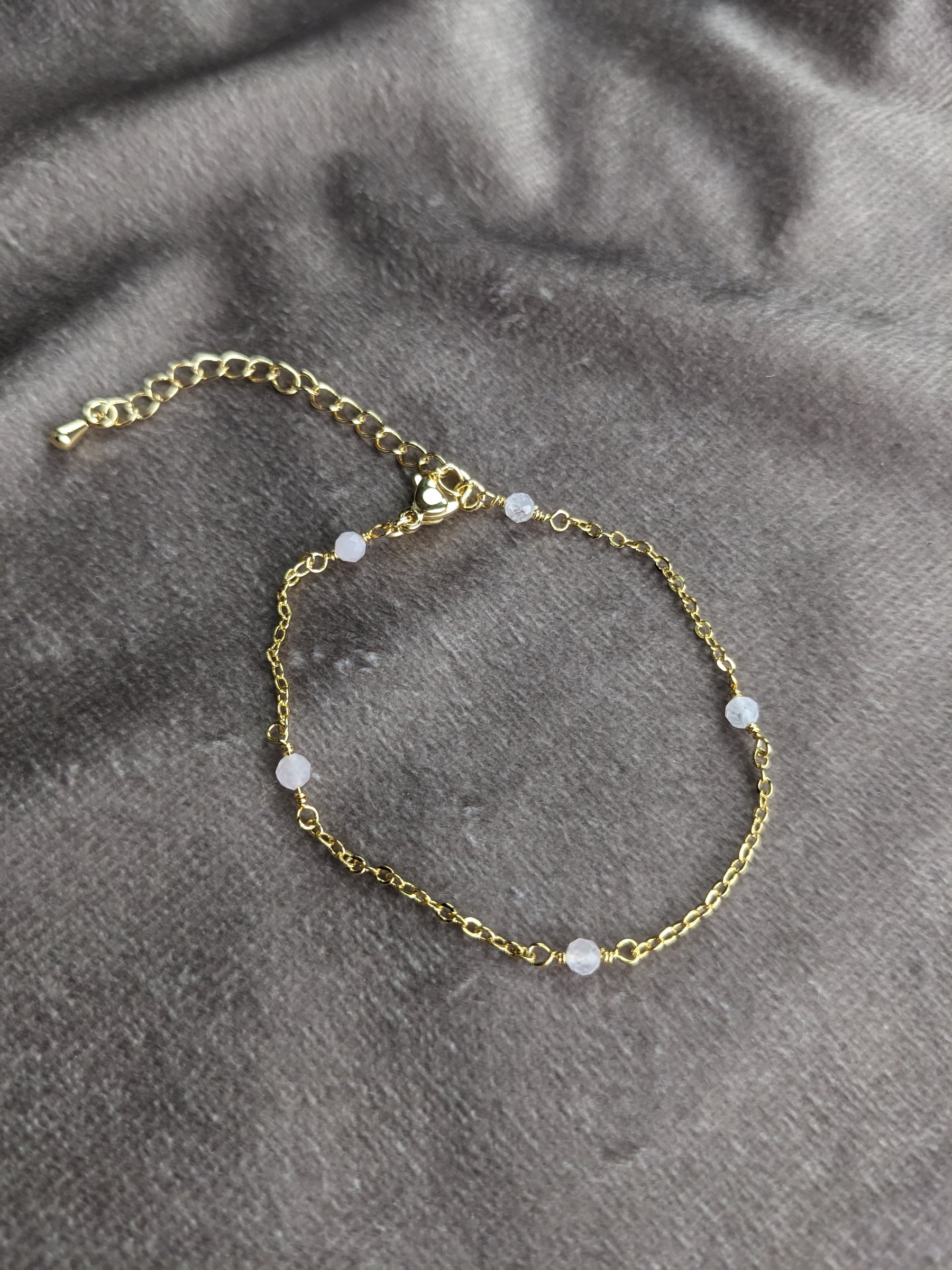 Goldenes gliederfußband mit vielen kleinen Rosenquarzperlen