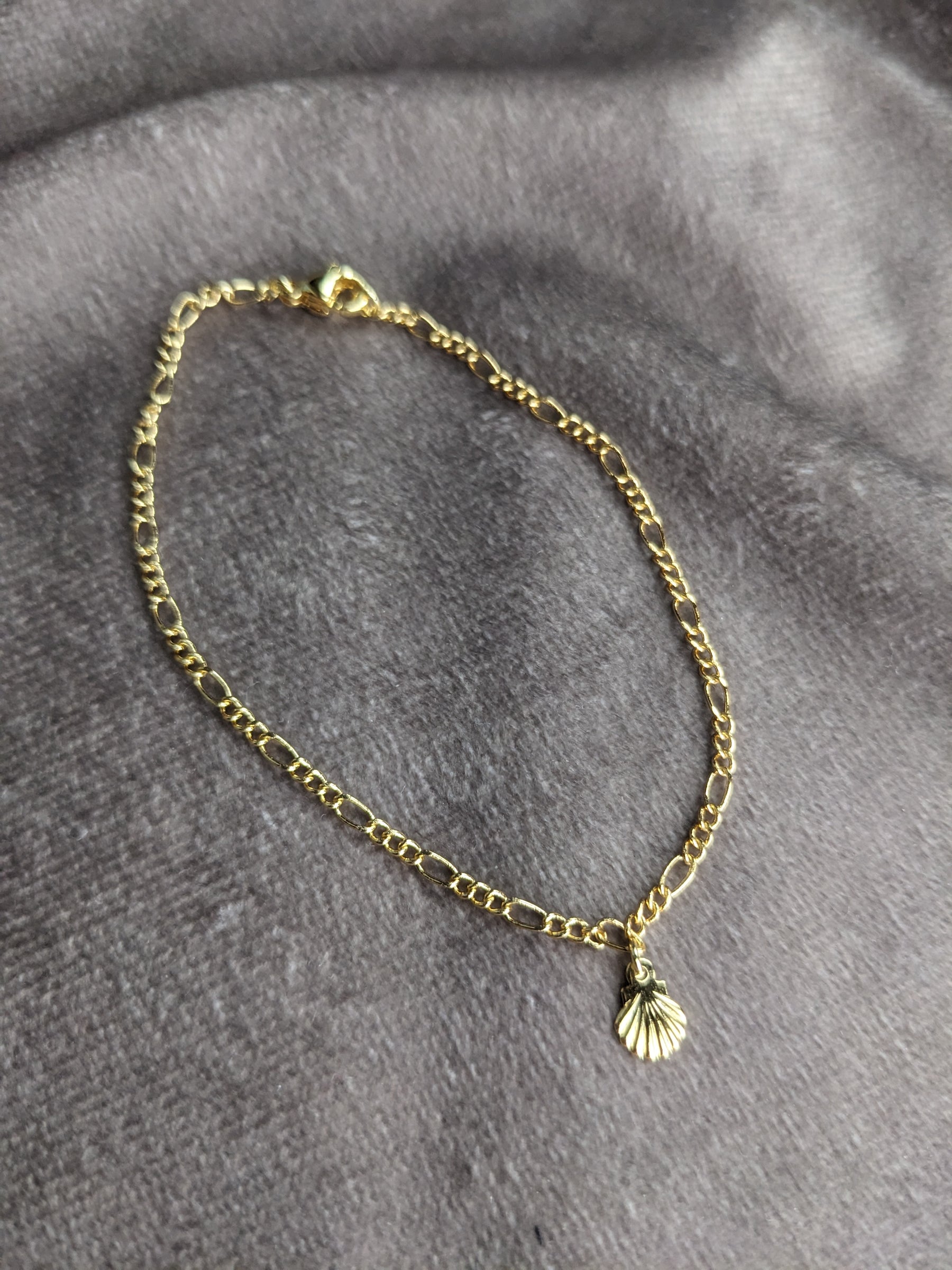 Goldenes gliederfußband mit vergoldetem Muschelanhänger