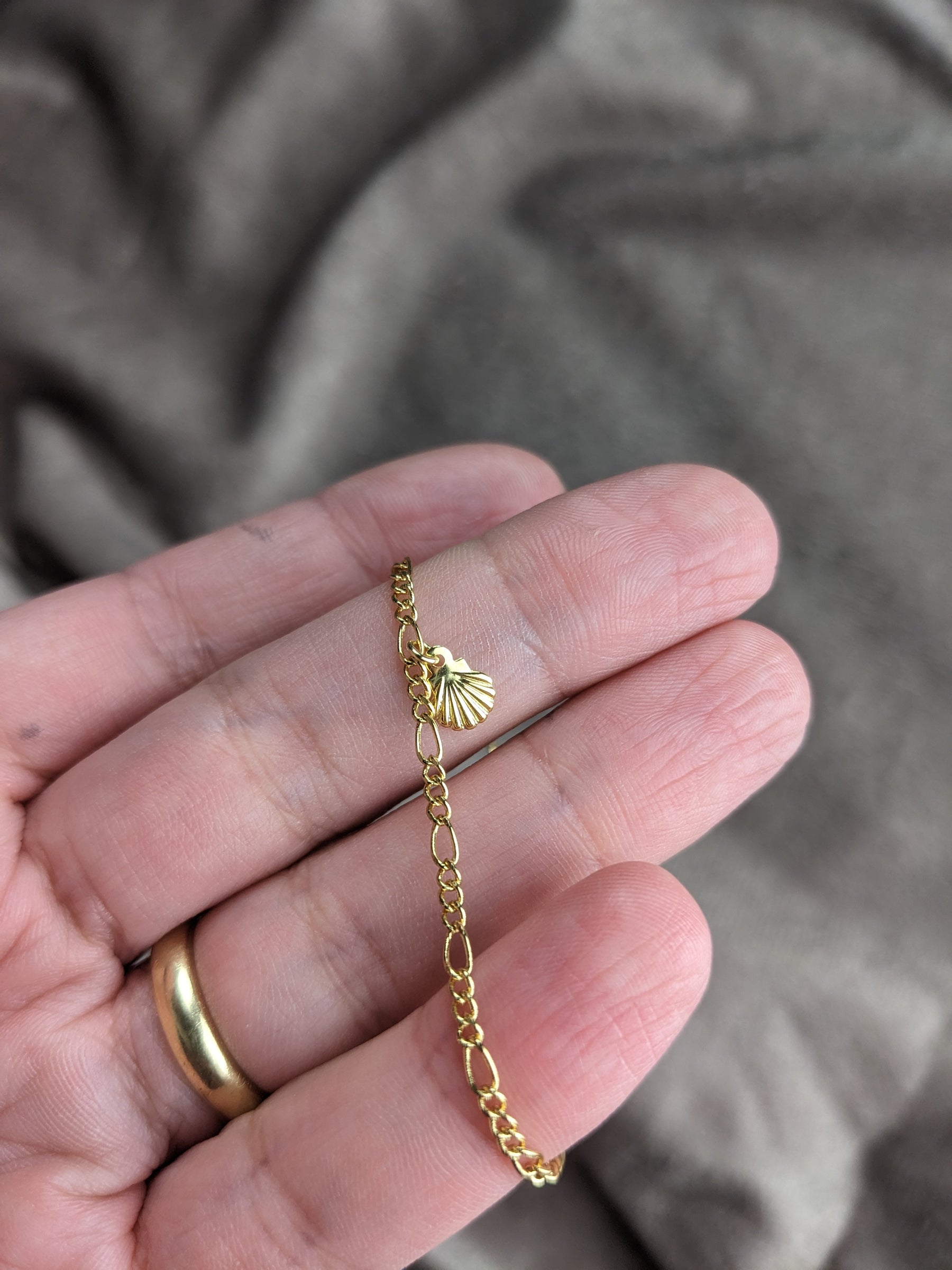 Goldenes gliederfußband mit vergoldetem Muschelanhänger