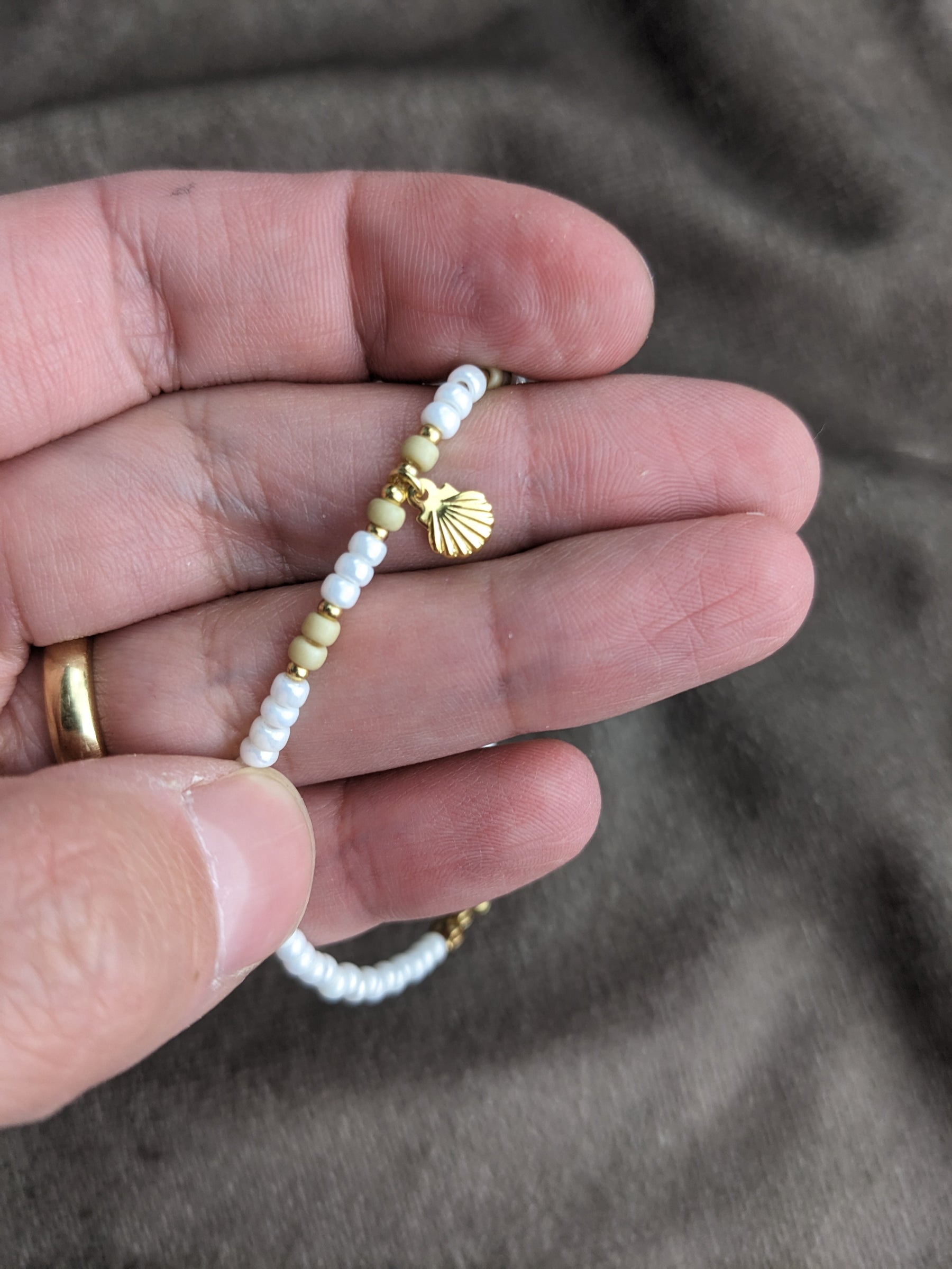 Glasperlen Fußband mit weißen und braunen perlen und goldenem Mondanhänger