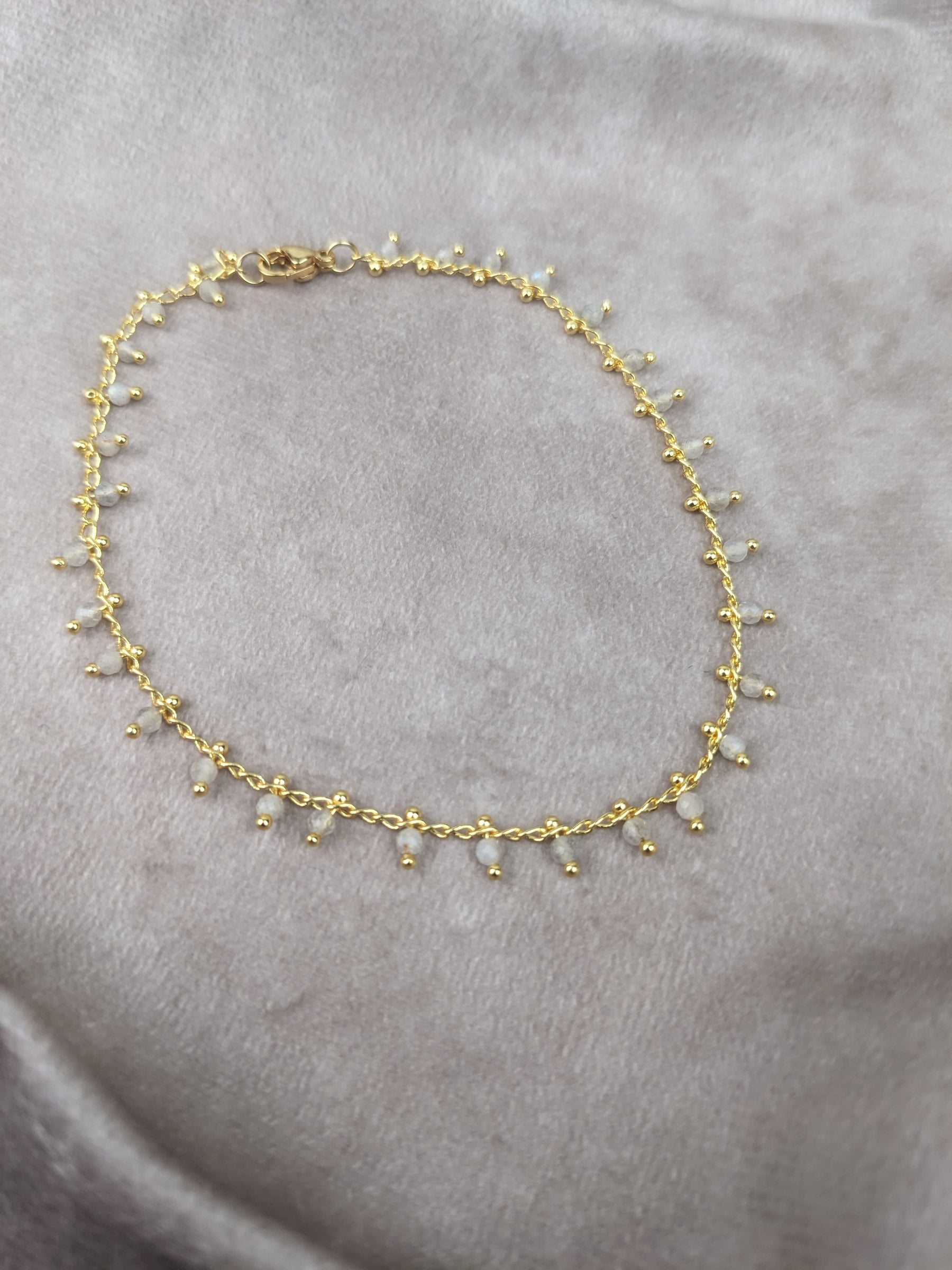 Goldenes gliederfußband mit vielen kleinen Labradorit perlen