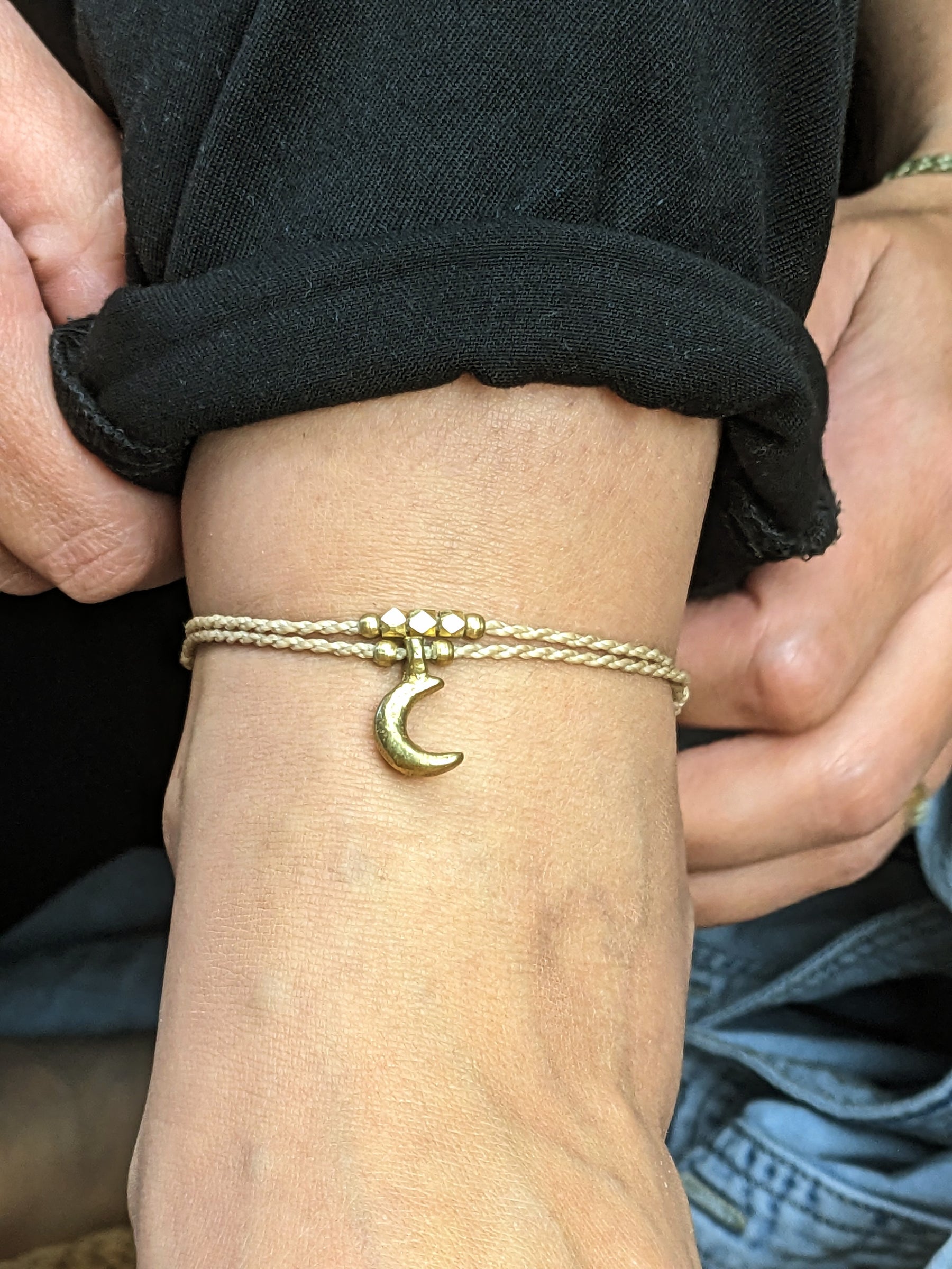 Beiges fußband mit goldenem Mondanhänger