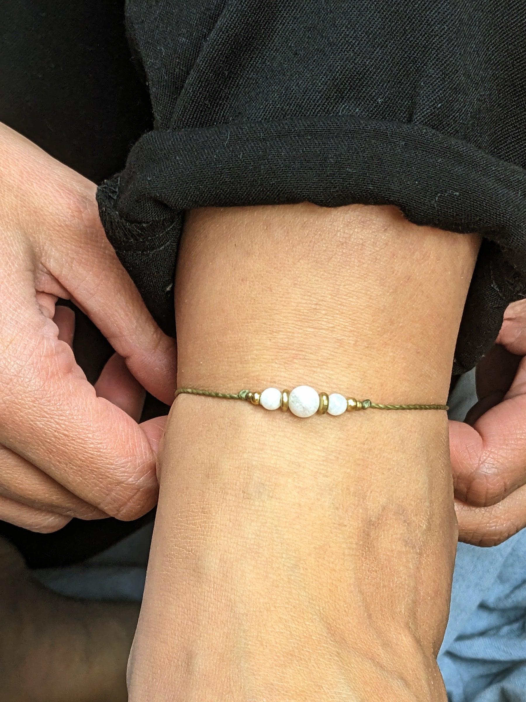 Grünes geburtsstein fußband mit weißen Mondsteinperlen