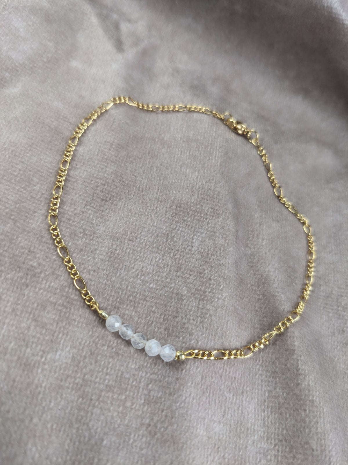 Vergoldetes boho Armband mit Edelsteinperlen • Freya • 18 Karat minimalistisches Freundschaftsarmband