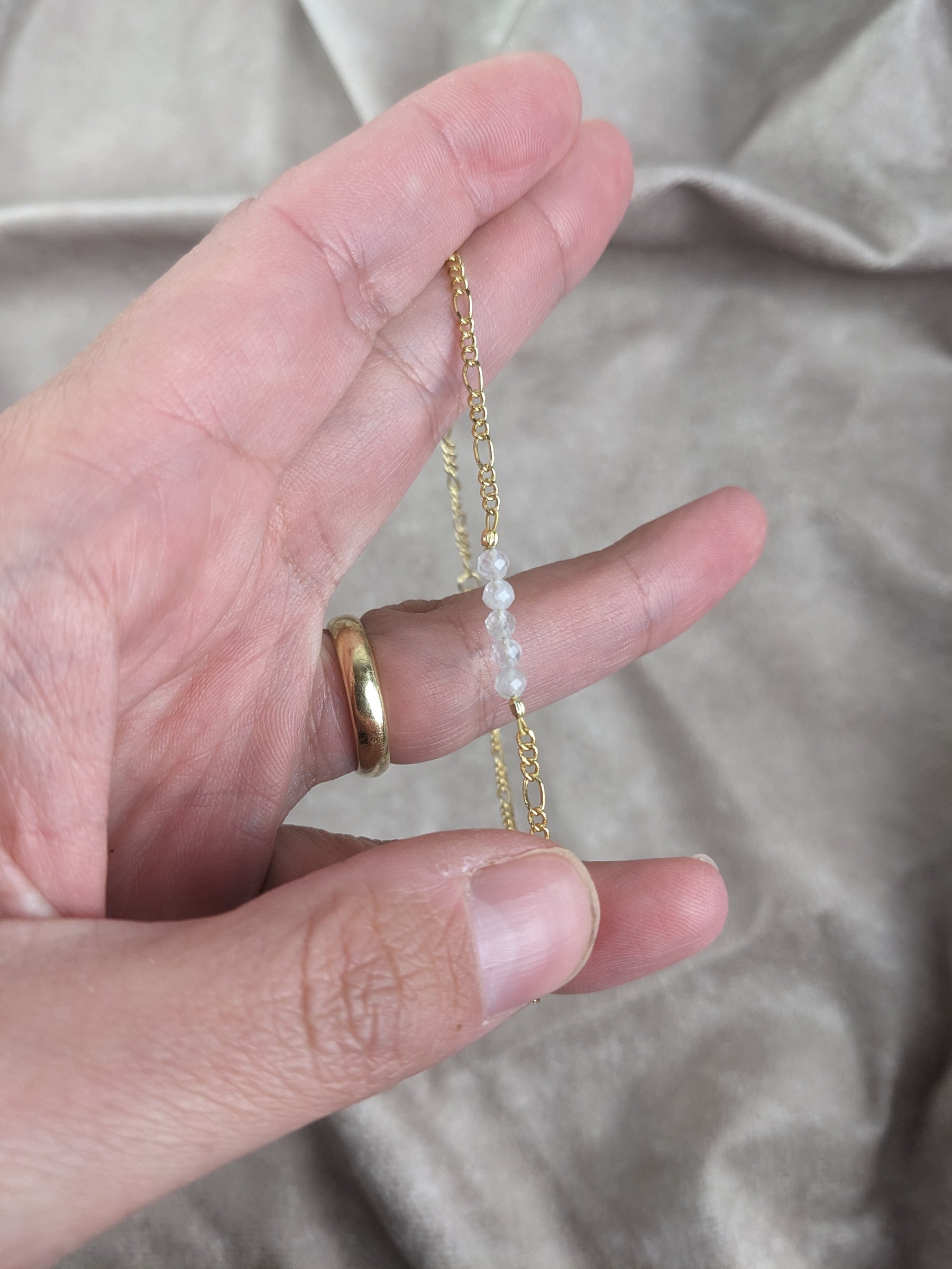 minimalistisches boho gold Fusskettchen mit Geburtsstein • Freya • zarter handmade Fussschmuck 18K vergoldet für Damen