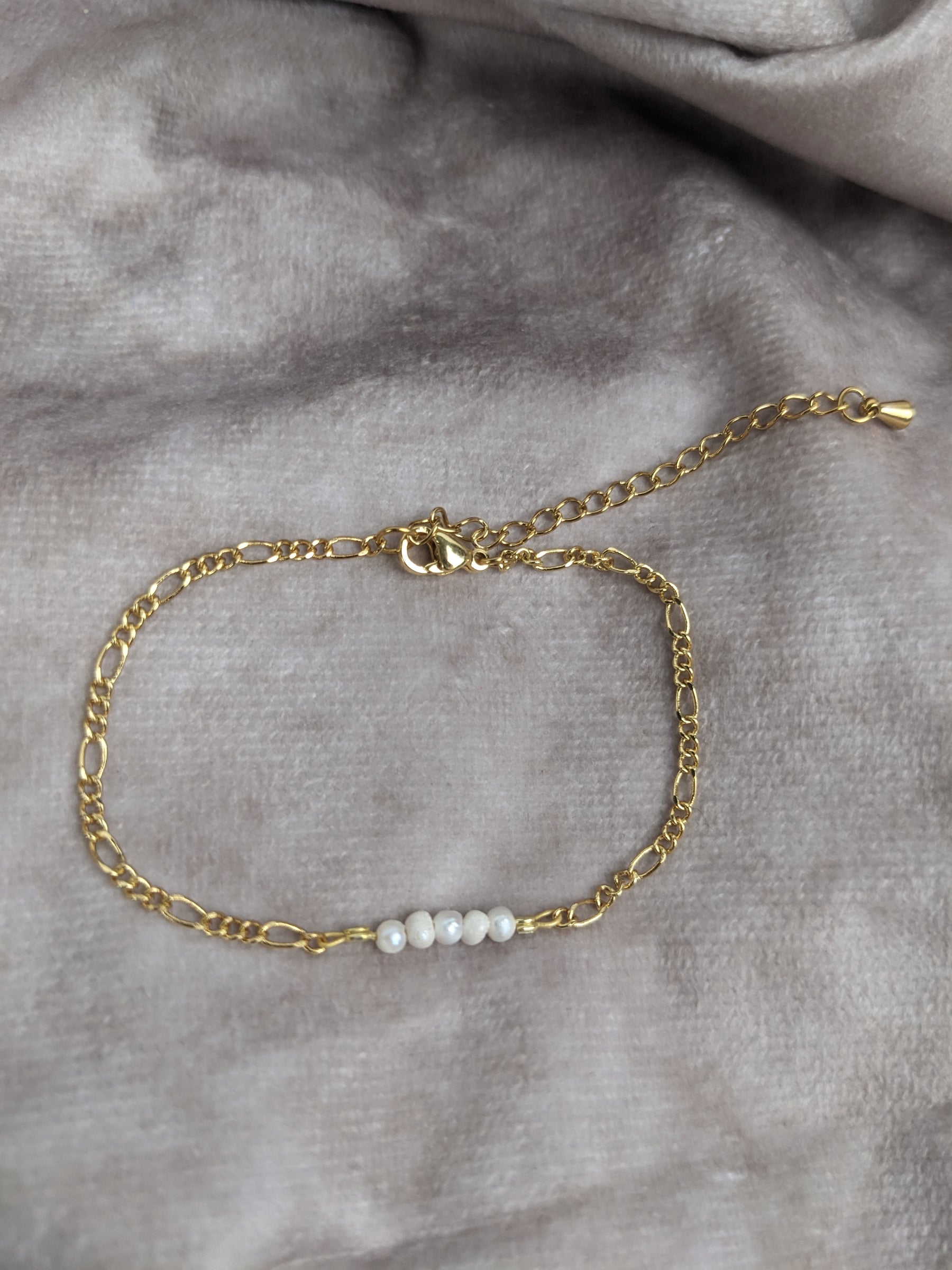 Goldenes kettchen mit mini Süßwasserperlen