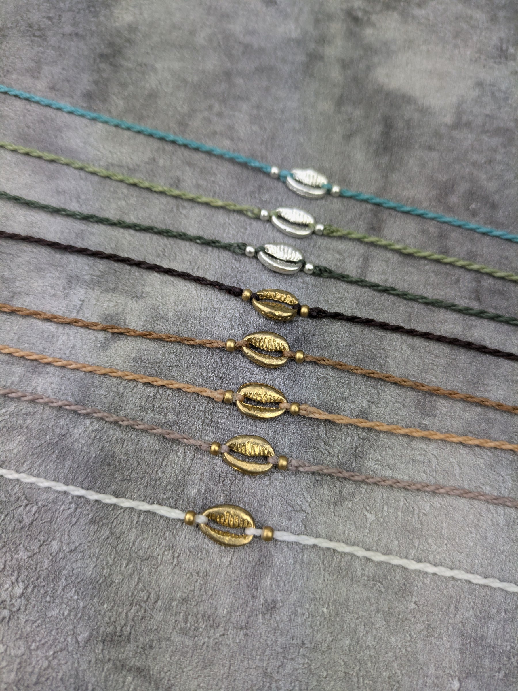 minimalistisches Fusskettchen personalisiert im boho style • Gili • Muschel hippie Fussschmuck mit Messingperlen