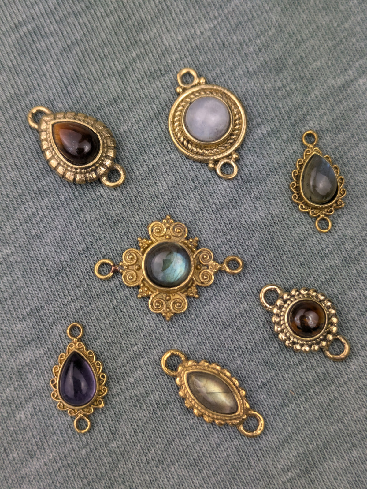 Charm mit Edelsteinfassung