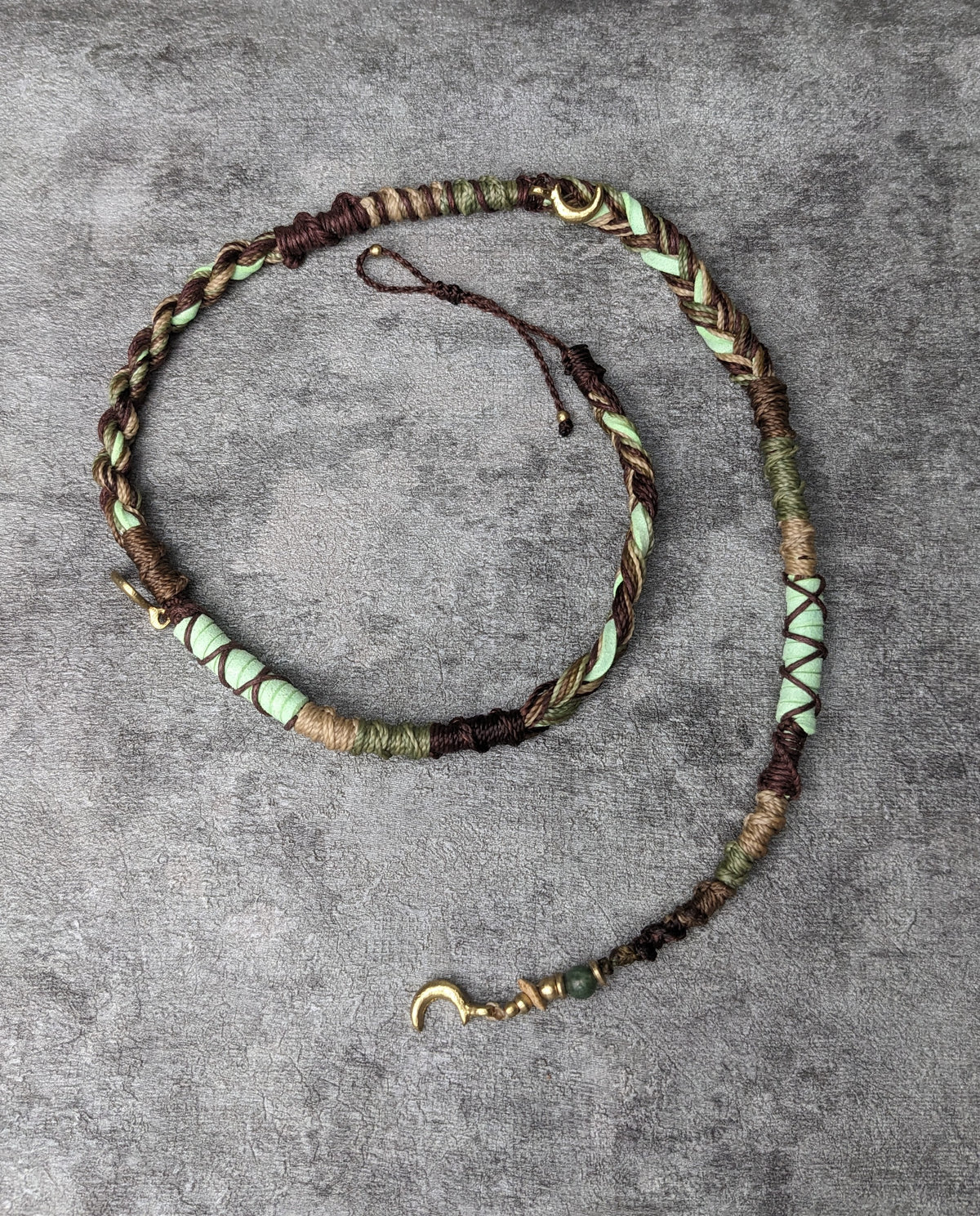 hairwrap dreadschmuck mit mintfarbenem lederband und mondanhänger mit edelsteinperlen