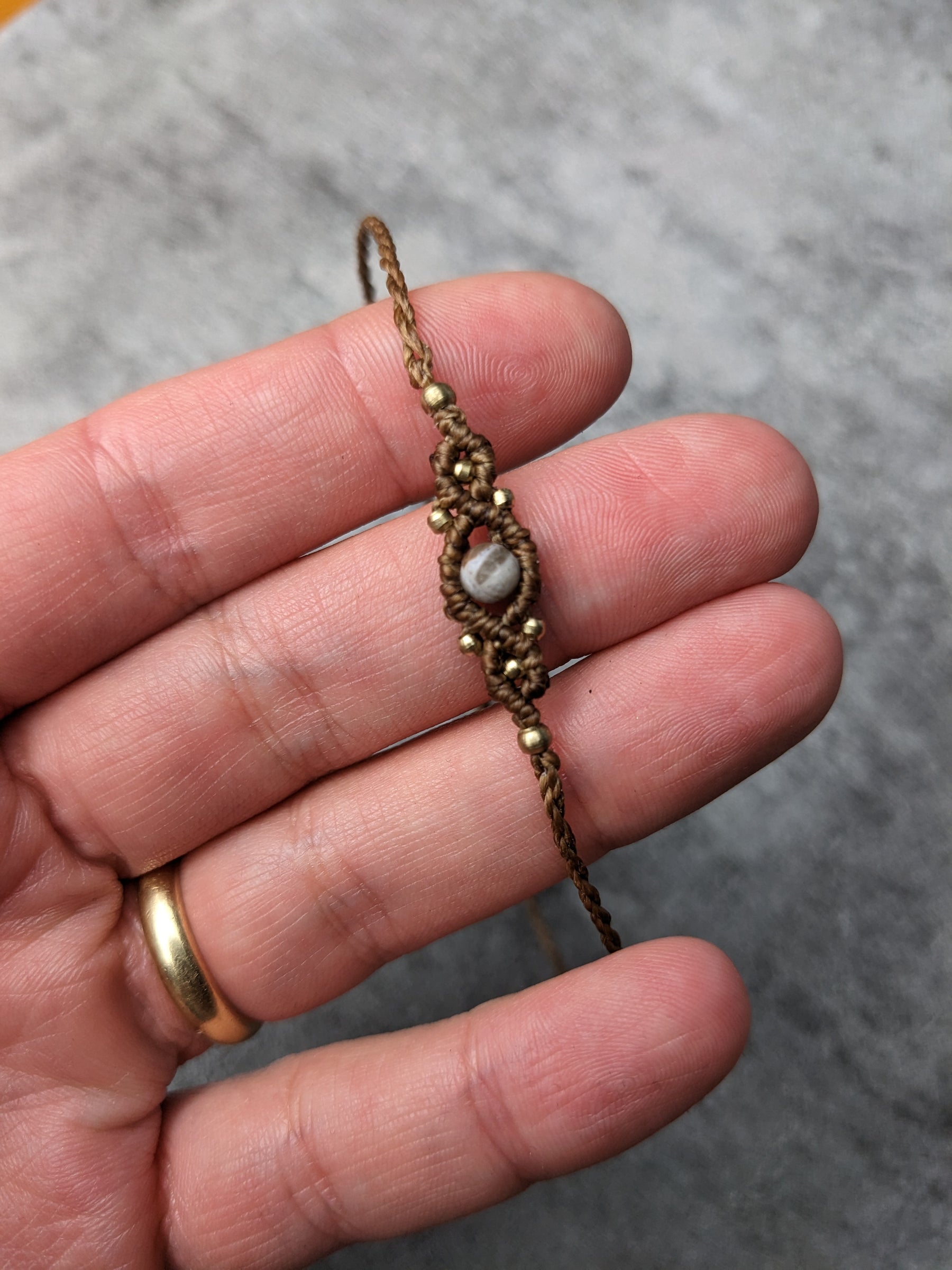 Personalisiertes Geburtsstein Fusskettchen boho Style • Swing • minimalistischer Makramee Fusschmuck mit Edelsteinperle