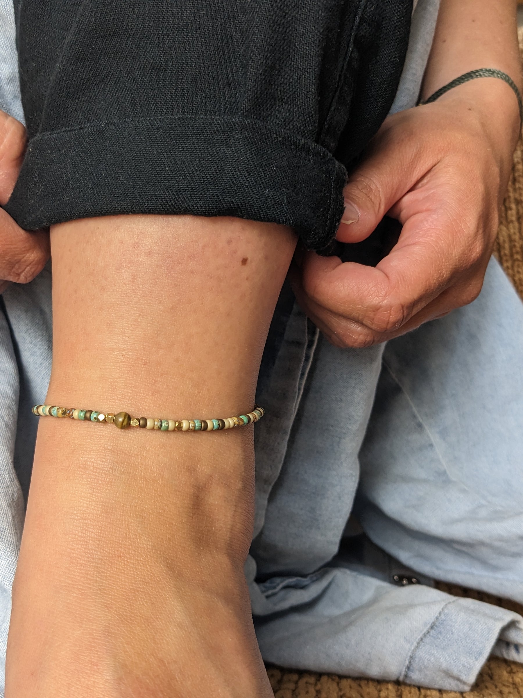 glasperlen fußkettchen mit heilstein perle . bunte rocailles bänder