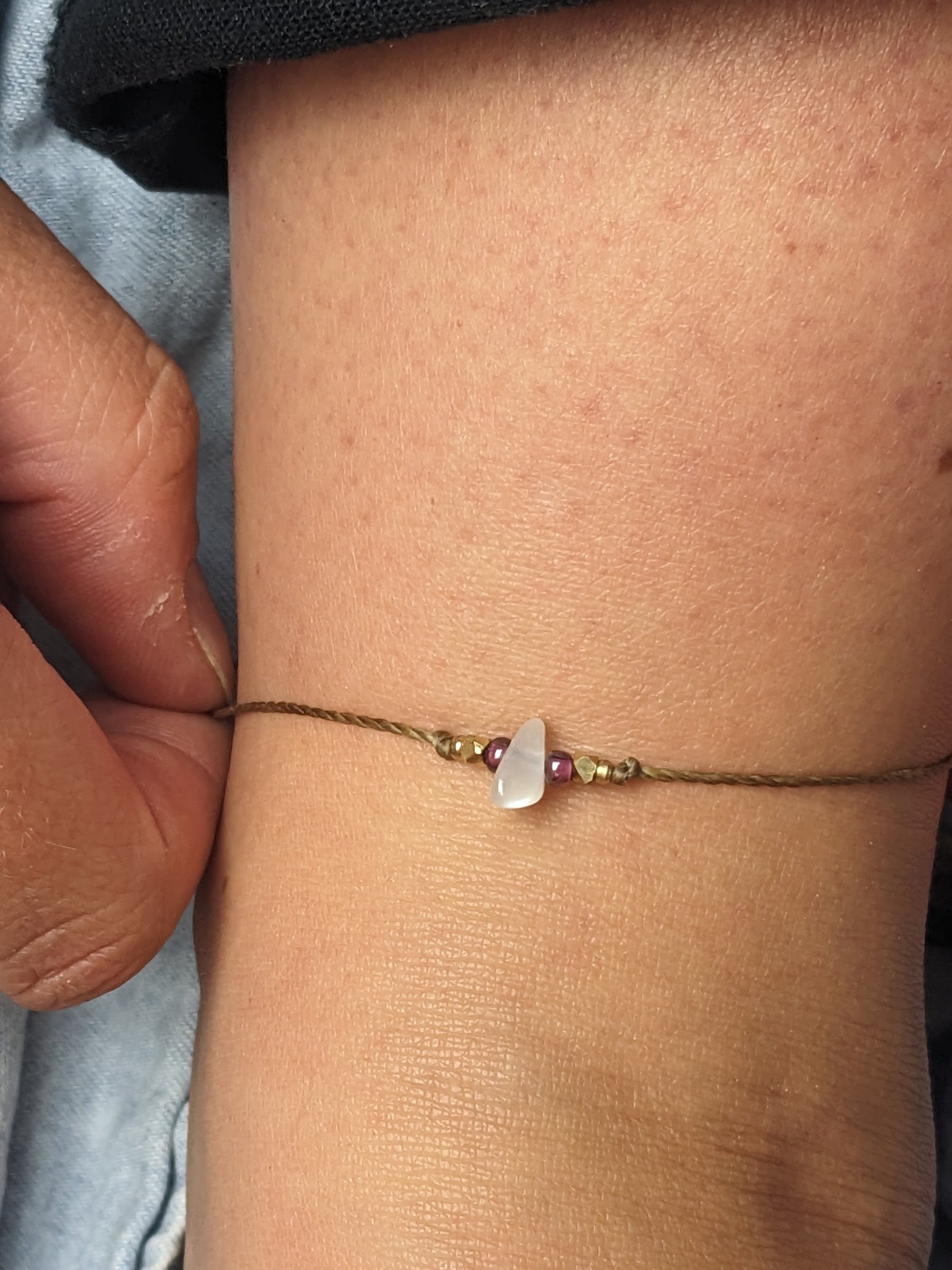 heilstein fußband mit kleinen bunten glasperlen. geburtsstein fußkettchen