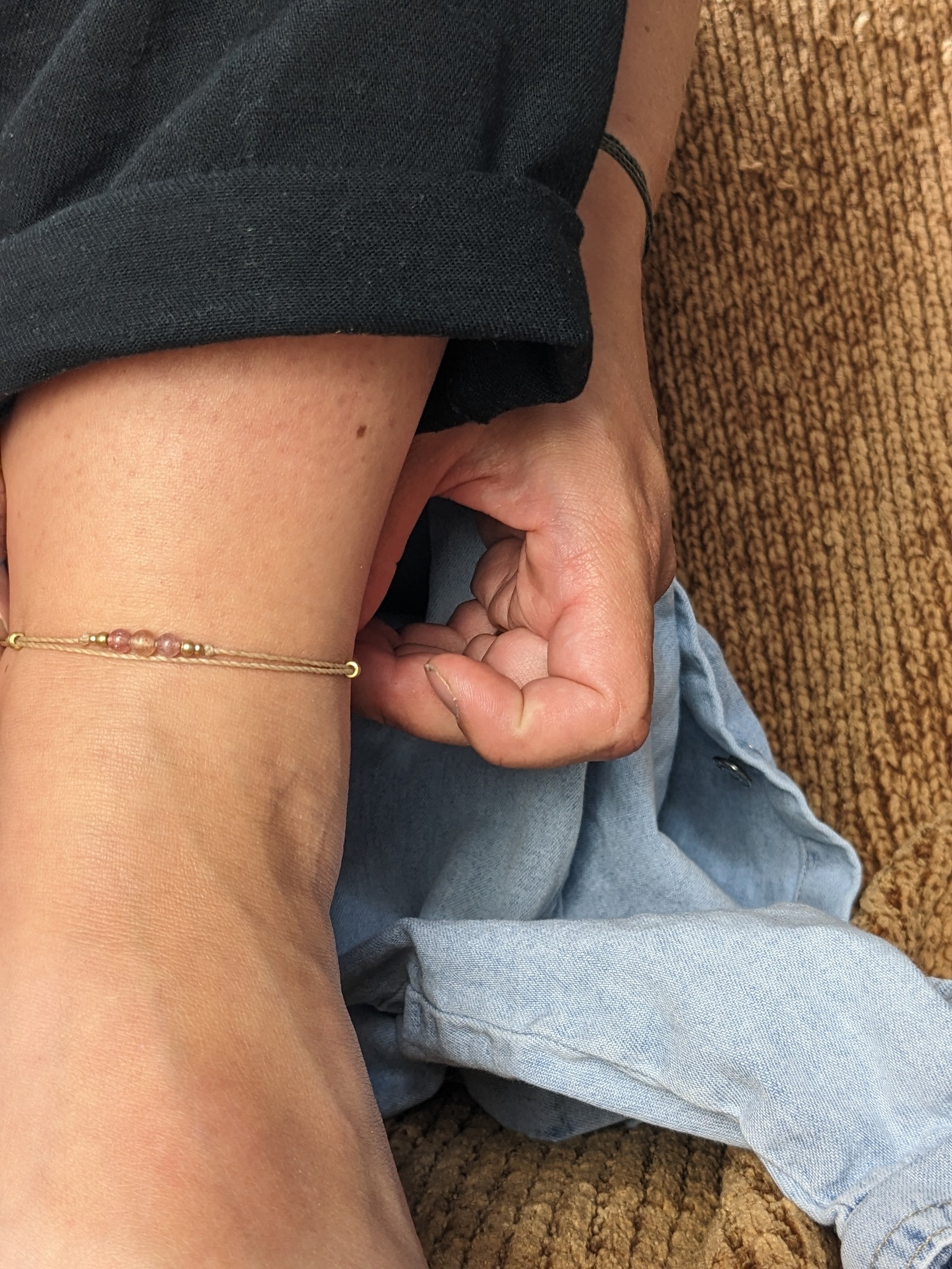 buntes edelsteinperlen fußband geknüpft im makramee stil mit kleinen messingperlen in gold oder silber