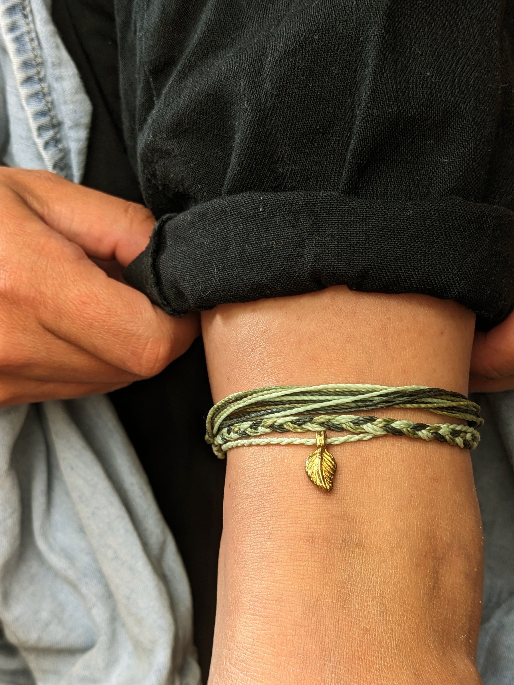 buntes surfer fußbandset mit geflochtenem band und messinganhänger