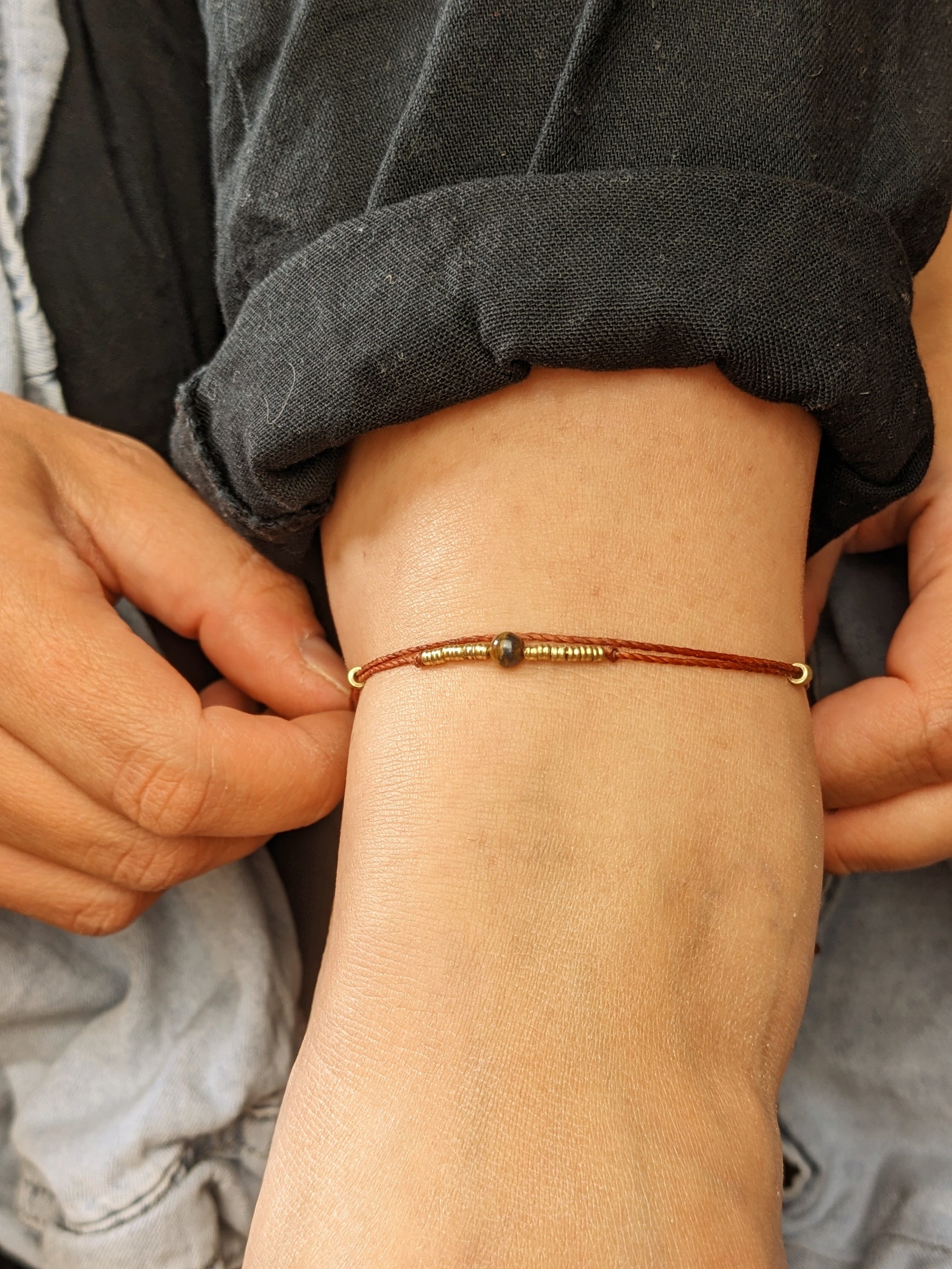 buntes edelsteinperlen fußband geknüpft im makramee stil mit kleinen messingperlen in gold oder silber