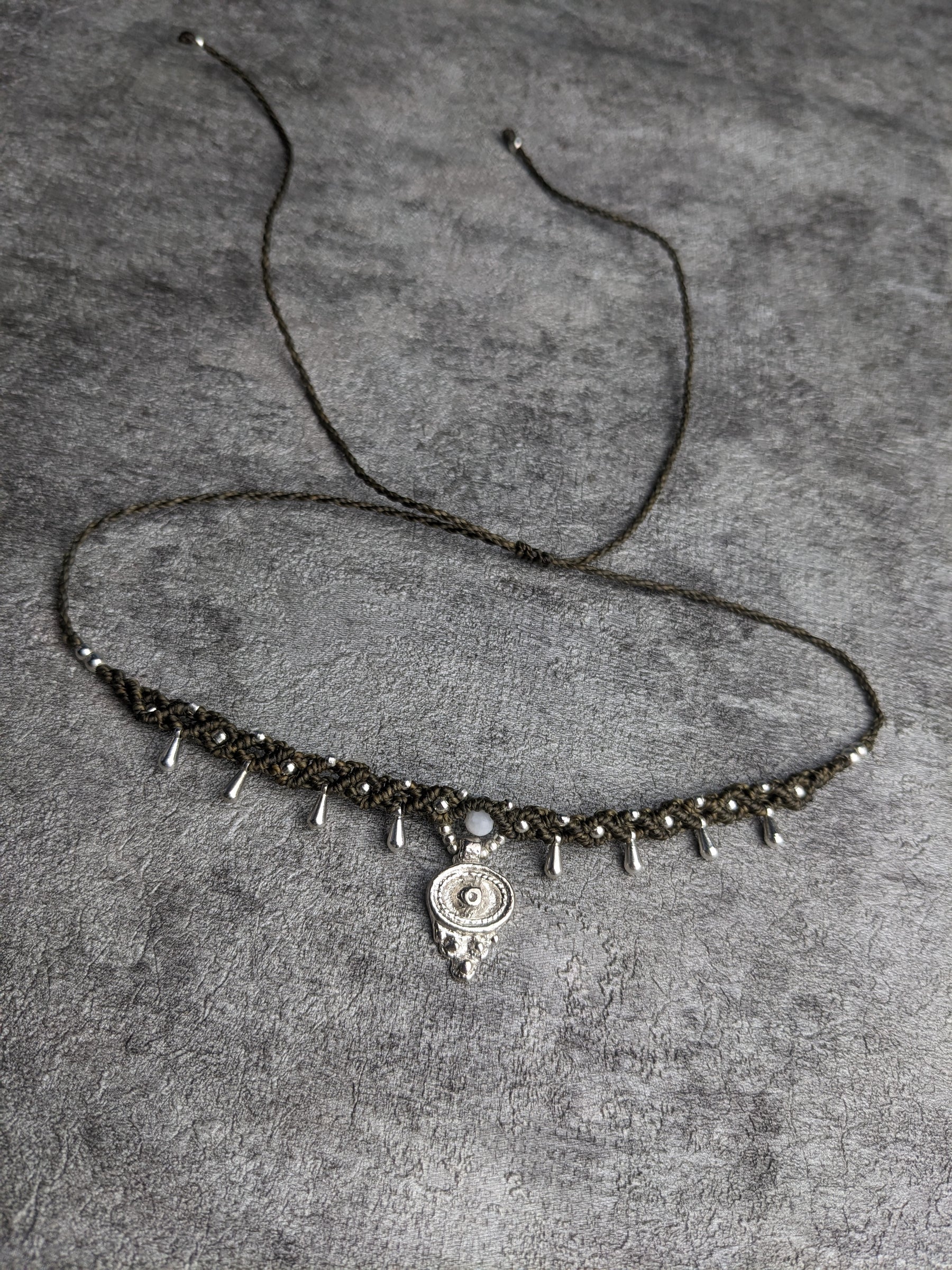 makramee fußband mit goldenen messingtropfen im bohemian style und sonnenanhänger und mondsteinperle