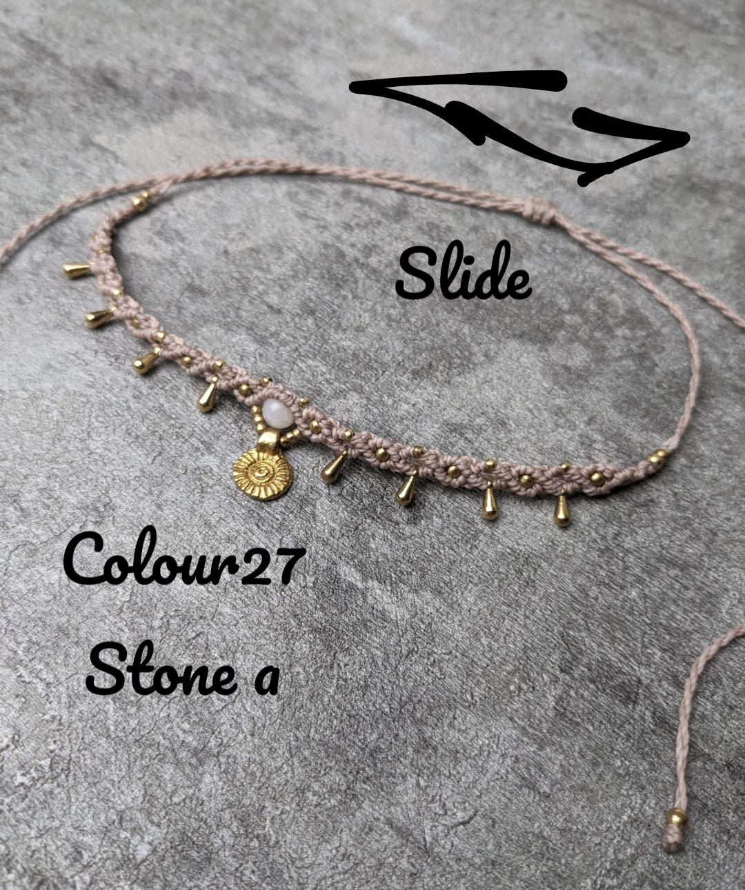 makramee fußband mit goldenen messingtropfen im bohemian style und sonnenanhänger und mondsteinperle