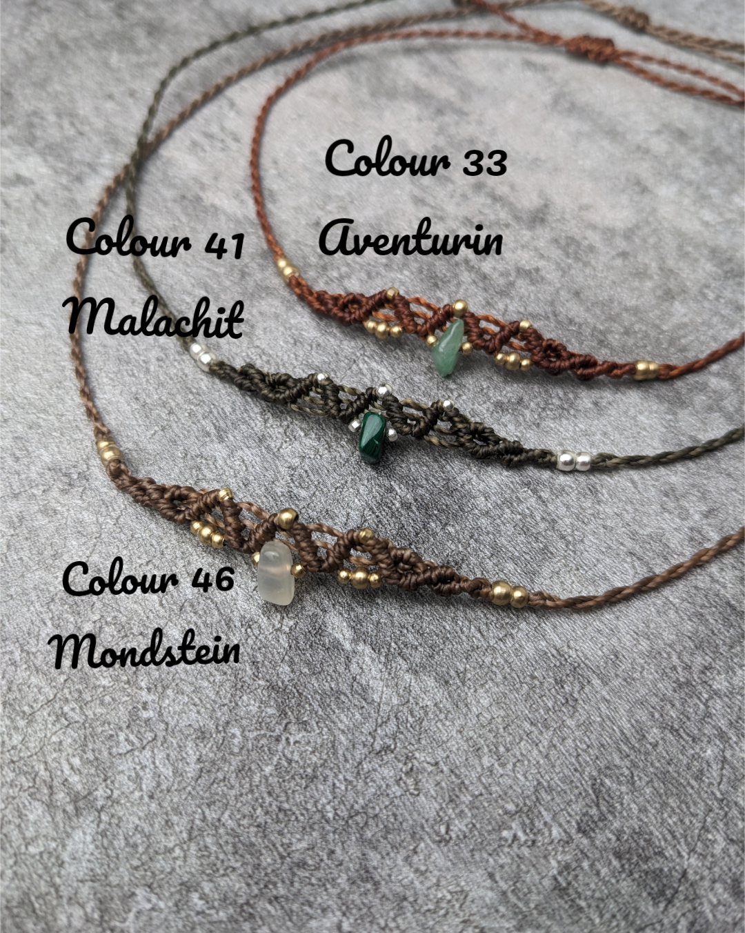 feines edelstein fußband mit heilstein und messingperlen in erdtönen