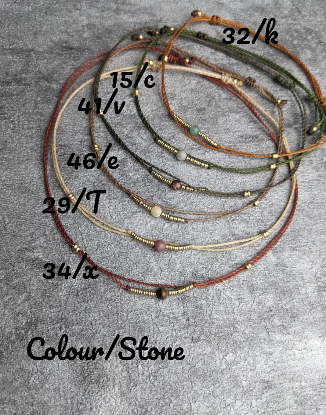 buntes edelsteinperlen fußband geknüpft im makramee stil mit kleinen messingperlen in gold oder silber