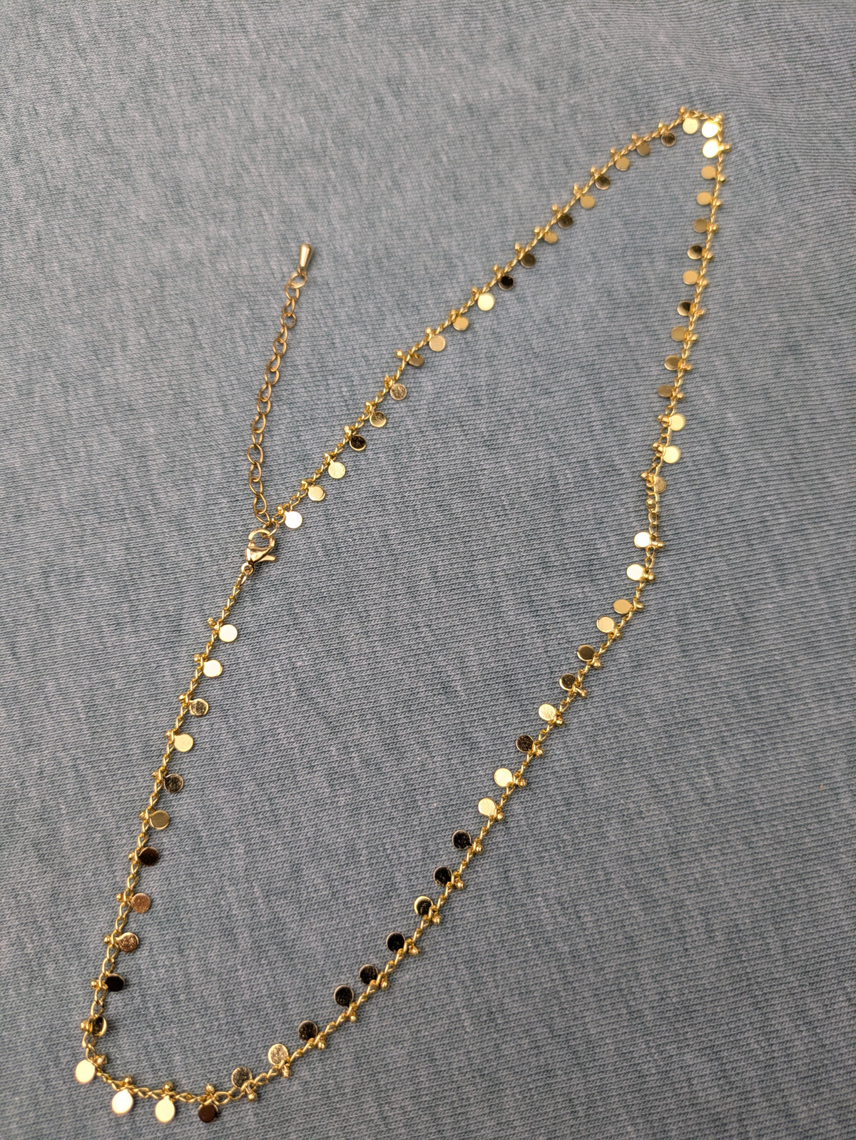 18 Karat vergoldete Kette mit kleinen Plättchen • Cera • moderne Halskette im Boho stil