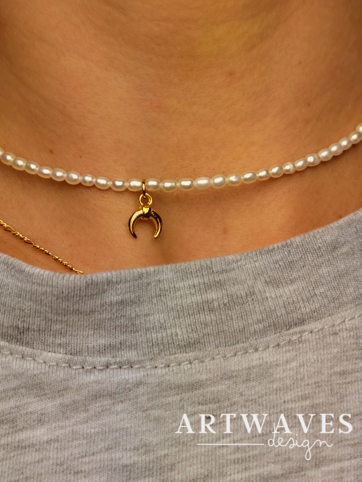 Boho Süßwasserperlen Kette Klasse 5A 24 Karat vergoldet • Amira • Halskette mit Goldornament