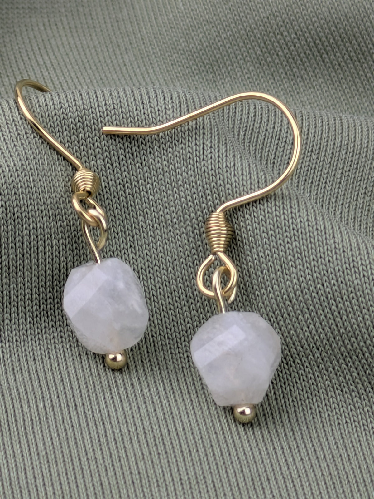 Mondstein Hänge Ohrringe Ohrstecker • Moonstone • minimalistisch und personalisiert im Paar im boho style