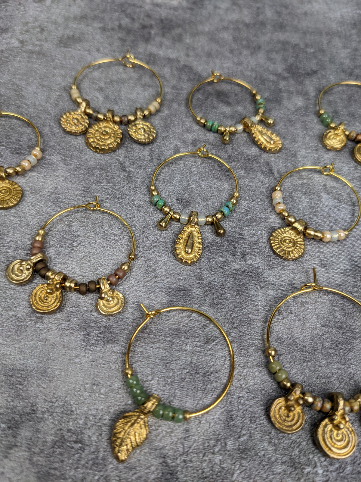 bunte glasperlen ohrringe mit messingornament und kleinen tropfen im bohemian look