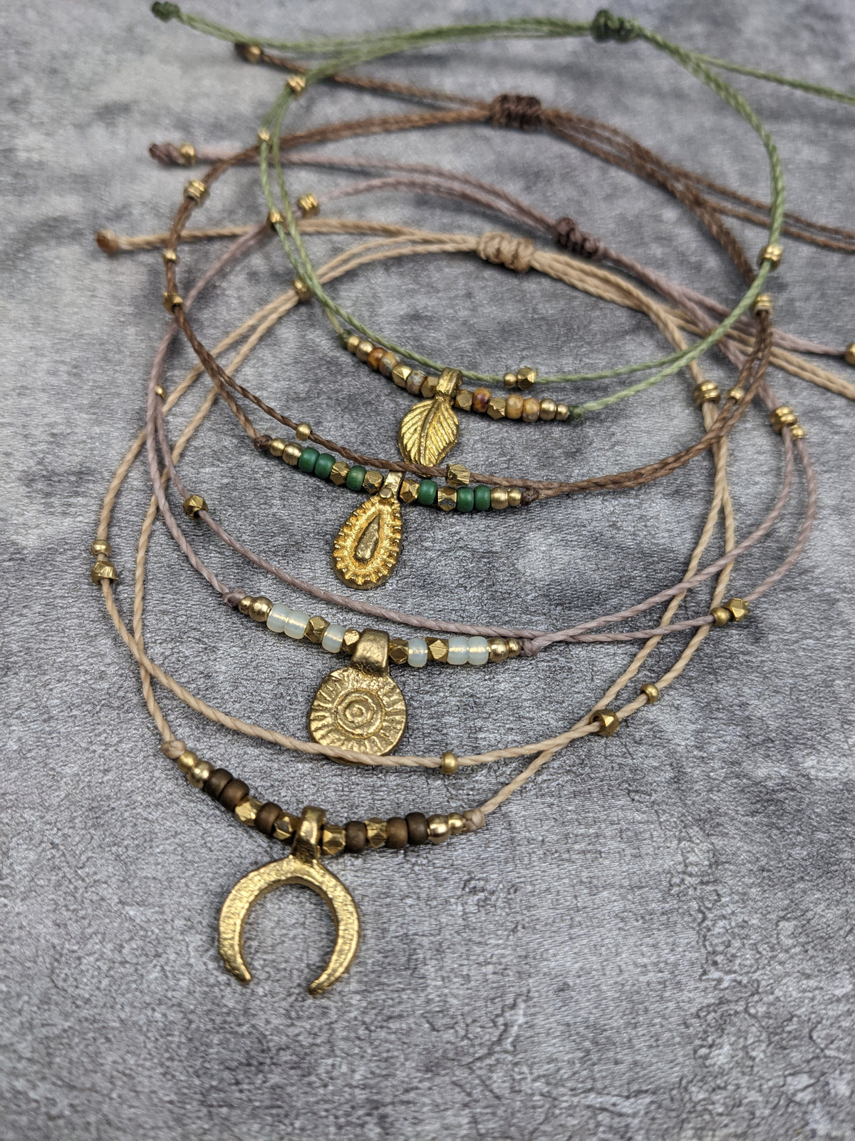 rocailles fußband im ethno look mit erdtönen und pastelltönen und goldenem anhänger