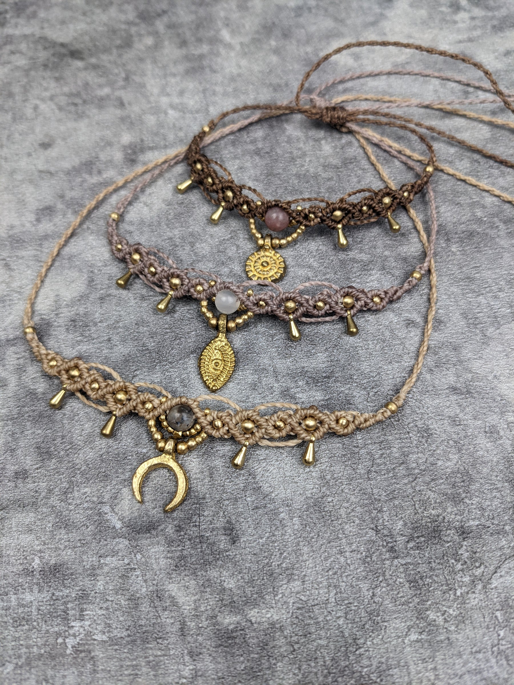 makramee fußband mit goldenen messingtropfen im bohemian style und sonnenanhänger und mondsteinperle